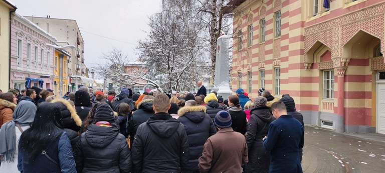 ispred bugojanske Gimnazije.jpg - Bugojno: U povodu Dana nezavisnosti održan historijski čas i odata počast poginulim borcima